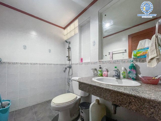 ทาวน์โฮมมือสองย่านกรุงเทพฯ ซอยนาคนิวาส37 แยก 1-8 เนื้อที่กว้าง 21.30 ตร.ว. พร้อมฟังก์ชัน 4 ห้องนอน 3 ห้องน้ำ ที่จอดรถ 1 คัน ภายในตกแต่งสวย ทำเลใจกลางเมือง รายล้อมด้วยสิ่งอำนวยความสะดวก เชื่อมต่อถนนประเสริฐมนูญกิจ ถนนรามอินทรา ใช้เวลาเพียง 11 นาทีถึงทางด่วน"ฉลองรัช"